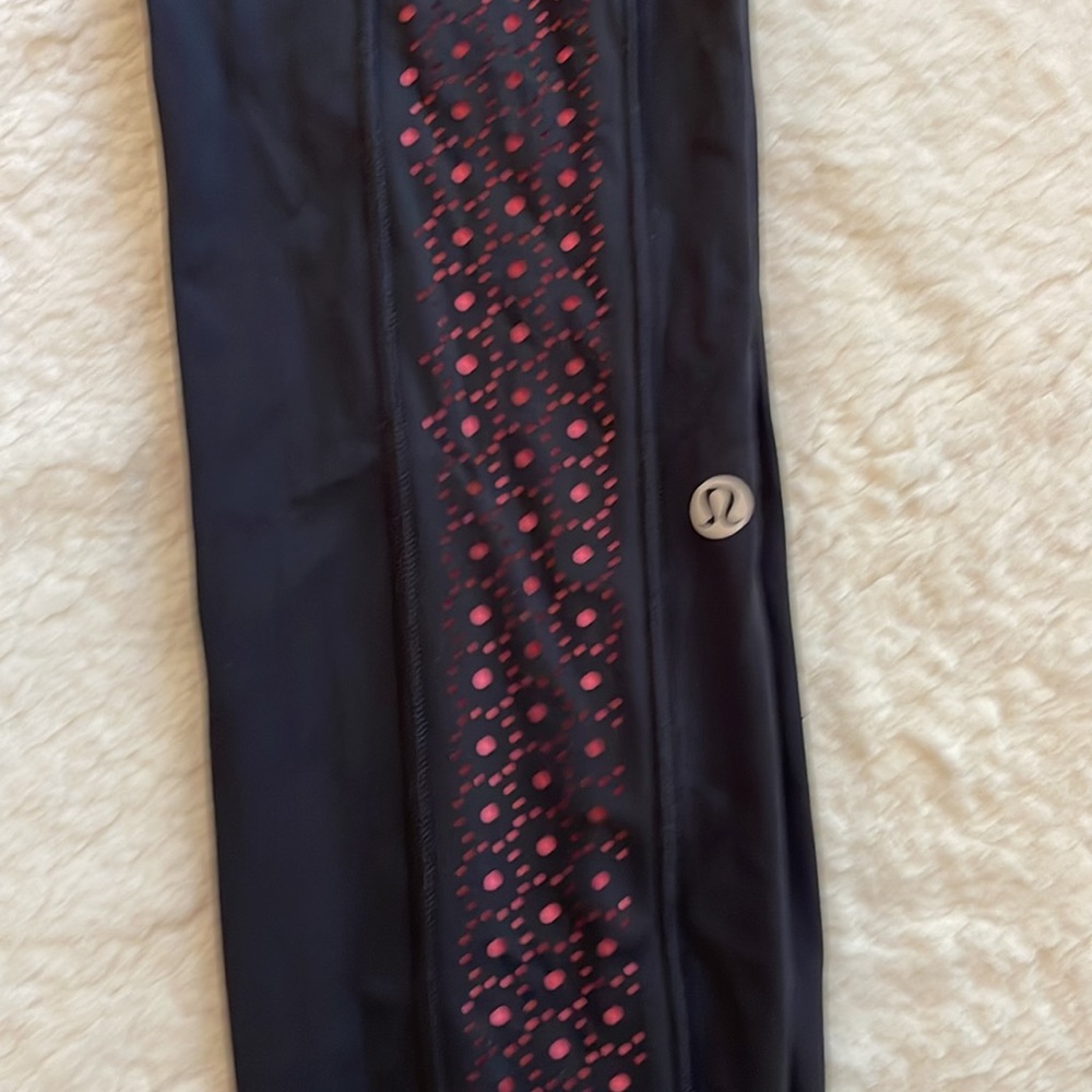 Lululemon pants with hot pink perforated side panel